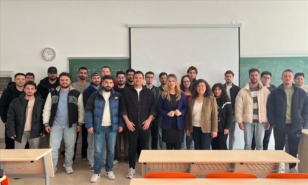 ESTÜ 401 Profesyonel Hayata Geçiş Dersi'nde Doç. Dr. Nil GÖKSEL ile "İngilizce Sunum Sanatı" Konuşuldu