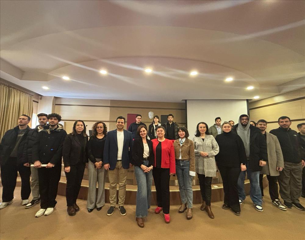 ESTÜ 401 Profesyonel Hayata Geçiş'te Bu Hafta  Konuğumuz Kariyer Yolculuğunun Gizli Kahramanı: İŞ ETİKETİ sunumuyla Ceren ABDULLAH oldu!