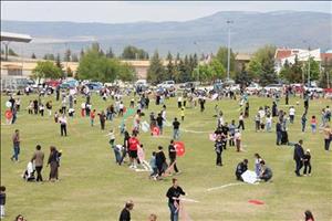 Gökyüzü Renklendi: Eskişehir Teknik Üniversitesinin Geleneksel Uçurtma Şenliğinde Büyük Coşku